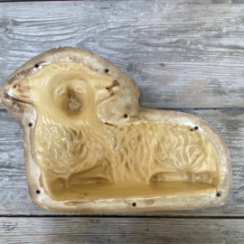 AW20111242 Antique French pâté mold / lamb in a beautiful yellow color. A minor chip (see photo) otherwise in beautiful condition! Size: 29.5 cm long / 23.5 cm high