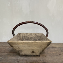 OV20110772 Large old French wooden picking basket in beautiful weathered gray condition! Size: 50 cm. long / 14 cm. high / 32 cm. deep.