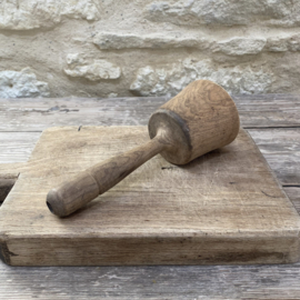 OV20111074 Old French rustic wooden pestle in beautiful condition! Size: +/- 23.5 cm long / 9.5 cm cross section.