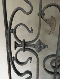 OV20110529(C) Groot antiek Frans gietijzeren deurornament prachtig gedecoreerd Art Nouveau stijl. Afmeting: 1. 07 mtr. hoog / 61 cm. breed / 1,5 cm. dik. Ophalen of bezorging via koerier mogelijk (kosten op aanvraag)