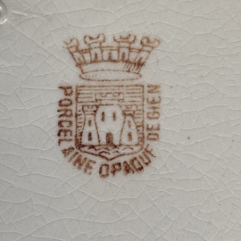 AW20111102 Heerlijk stapeltje van 16 antieke borden gestempeld - Porcelaine Opaque de Gien - periode: 1886-1938. Twee borden hebben een minimale chip (zie foto 4) verder allemaal in prachtige staat! Afmeting: 21,5 cm doorsnede.
