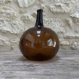 OV20111095 Antique French mouth-blown glass liqueur bottle in beautiful condition! Size: 31.5 cm high / +/- 24 cm cross section (measured across the "belly")