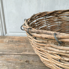 OV20110640 Rustic old French willow wicker basket on iron frame. From the island of Île de Ré in beautiful condition! Size: 17 cm. high (up to handle) / 48 cm.