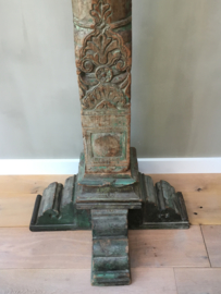 OV20110359 Antique hardwood pillar of a temple nicely finished in weathered green patine (country for origin: Uzbekistan) purchased from an antique dealer in Lourmarin S-France. In beautiful condition. Dimensions: 2.26 m. high / 16 cm. wide. Pickup only.