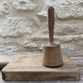 OV20111074 Old French rustic wooden pestle in beautiful condition! Size: +/- 23.5 cm long / 9.5 cm cross section.