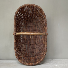 OV20110760 Old French wicker picking basket in beautiful condition! Size : 55.5 cm. long / +/- 17 cm. high (to the handle) / 32.5 cm. cross section.