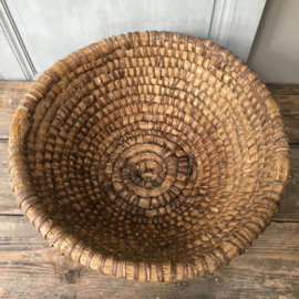 AW20110652 Old large French straw basket. Was used to catch beehives in the wild. In beautiful condition! Size: 22 cm. high / 48 cm. cross section.