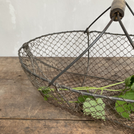 BU20110103 Old French wire oyster basket with wooden handle. Has a small break on the edge (see photo 9), otherwise in beautiful condition! Size: 16 cm. high / 54 cm. long / 31 cm. cross section