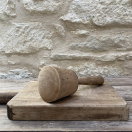 OV20111074 Old French rustic wooden pestle in beautiful condition! Size: +/- 23.5 cm long / 9.5 cm cross section.
