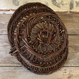 BU20110174 Oud Frans oogstmandje op traditionele wijze gevlochten van wilgenteen in prachtige staat! Afmeting: 32 cm lang /  24,5 cm breed / 13,5 cm hoog (tot het hengsel)