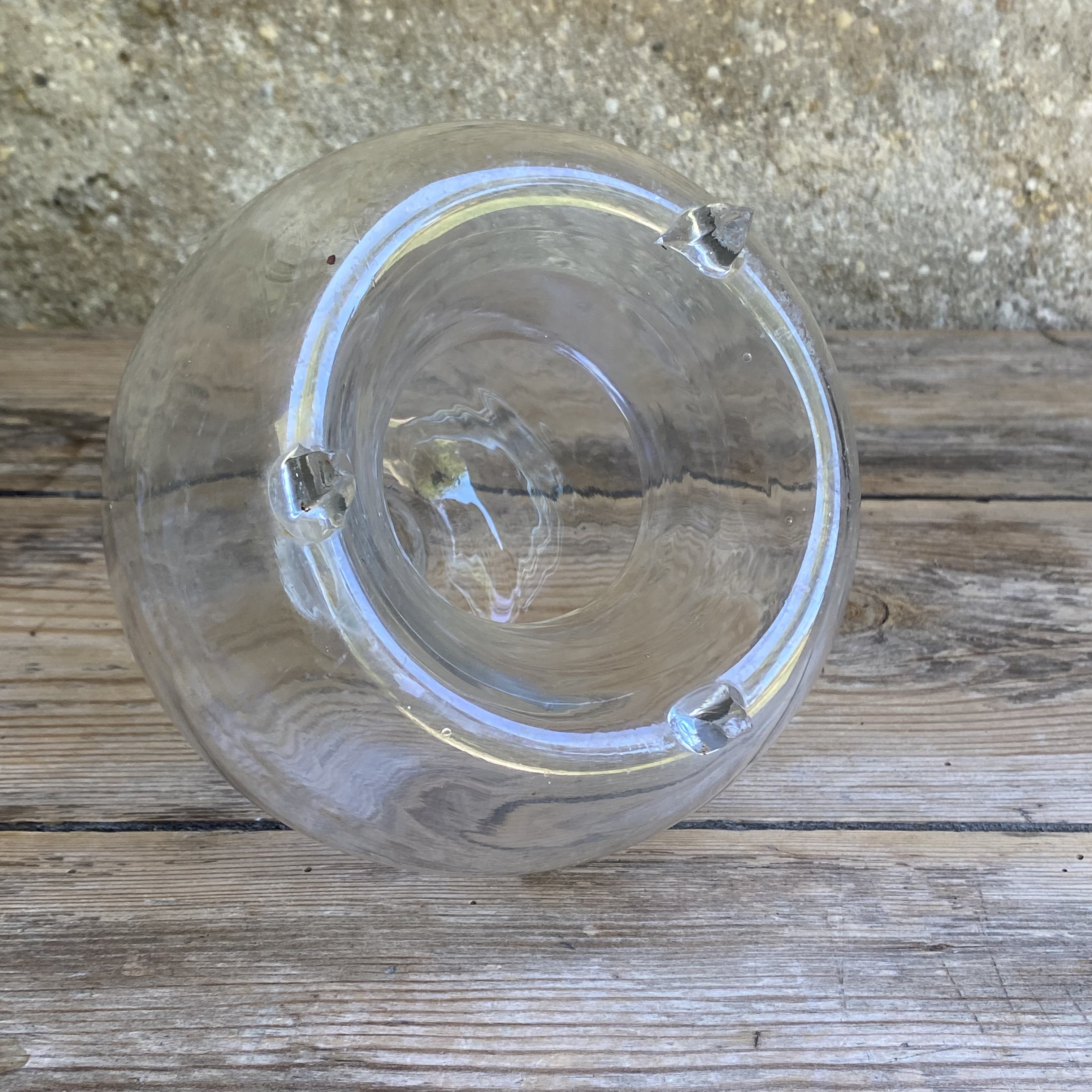 OV20111064 Antieke Franse vliegenvanger periode: 19de eeuw van mondgeblazen glas met bijbehorende stop in perfecte staat! Afmeting: 21 cm hoog / 14,5 doorsnede (over de "buik" gemeten)