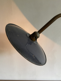 OV20110945 Unieke oude Franse Vintage lamp met emaille kap in grijs en originele bajonet fitting en houten voet. In prachtige bruikbare staat! Afmeting: 70 cm. hoog / doorsnede kapje +/- 25 cm.
