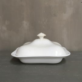 AW20110804 Oude serveerschaal met originele deksel stempel - Société Céramique Maestricht -  periode: 1900-1957 in mooie staat! Afmeting: 26,5 cm. lang / 24,5 cm. breed / 13 cm. hoog (t/m de greep). De deksel is matter dan de schaal.