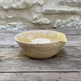 AW20111300 Oud Frans schenkkommetje  gebruikt voor het maken van kaas....mooi zachtgeel geglazuurd  en prachtig verweerde staat! Afmeting:  16 cm doorsnede /  +/- 6,5 cm hoog