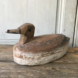 OV20110597 Antique wooden French decoy duck in weathered earthy colors in beautiful condition! Size: 30 cm. long / 13.5 cm. high.