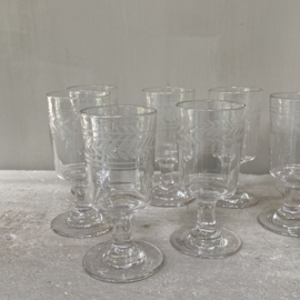 OV20110834 Set of 10 old French liqueur glasses with a sober etched motif, period: 1920s, in beautiful condition. Also nice for an appetizer or flowers... Size: 10 cm. high / 5 cm. cross section