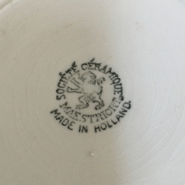 AW20110782 Grote oude beslagkom stempel - Société Céramique Maestricht made in Holland - periode: 1900-1957. Heeft wat gebruikssporen in de kom, maar verder in prachtige staat! Afmeting: 25,5 cm. doorsnede / 13,5 cm. hoog.