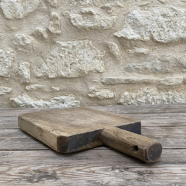 OV20111112 Old French cutting board in beautiful slightly grayed condition! Size: 30 cm long (to the handle) / 43 cm (up to the handle) / 24.5 cm wide / 4 cm thick