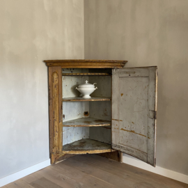 OV20110911 Antique Swedish corner cabinet in original patina period: 1800-1900. Size: 140 cm high / 107 cm wide / 61.5 cm  deep. We recommend fixing the cabinet to the wall for stability. Pick up in store or delivery within the NL for a fee.