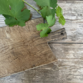 OV20111111 Old French wooden cutting board in beautiful slightly grayed condition! Size: 40 cm long (to the handle) / 49 cm (up to the handle) / 20 cm wide / 3 cm thick
