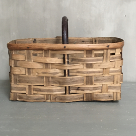 OV20110699 Old French picking basket for chestnuts in beautiful weathered condition! Size: 41.5 cm. long / 22 cm. high (up to handle) / 23 cm. cross section