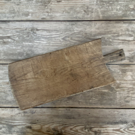 OV20111111 Old French wooden cutting board in beautiful slightly grayed condition! Size: 40 cm long (to the handle) / 49 cm (up to the handle) / 20 cm wide / 3 cm thick