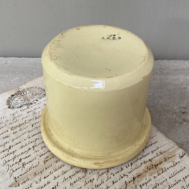 AW20110912 Antique French paté jar in soft yellow - marked - in beautiful condition! Size: 10 cm. high / 12 cm. cross section