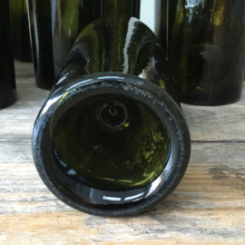 OV20110557 Oude Franse mondgeblazen wijnflessen in prachtig groen en met "ziel in de fles" bodem. Allemaal in prachtige staat! Afmeting: 30 cm. hoog / 7 cm. doorsnede. Vermelde prijs is per stuk.