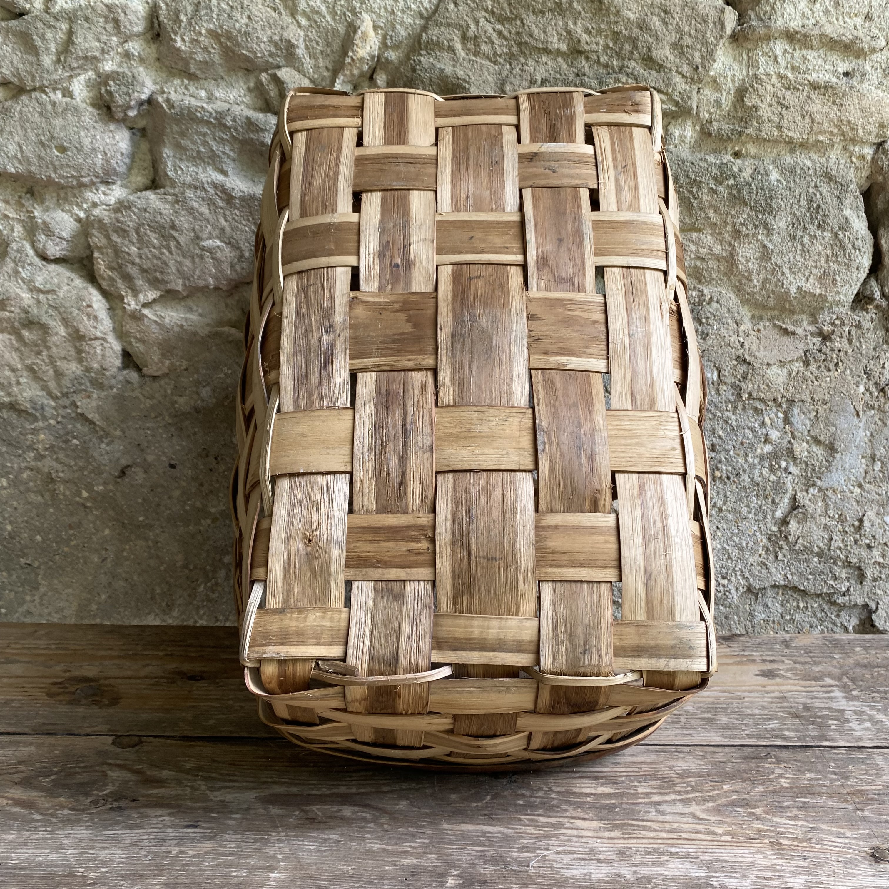 BU20110175 Oude Franse oogstmand van gevlochten kastanjehout in prachtige staat! Afmeting: 48 cm lang / 19 cm hoog (tot hengsel) / 34 cm breed