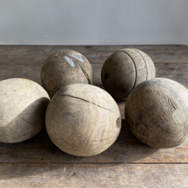 OV20110968 Set of 5 antique wooden jeu de boules balls period: 18th century. Beautiful gray patina weathered and in good condition! Size: +/- 11 cm cross section.