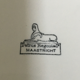 AW20110788 Antieke serveerschaal met sober gedetailleerde deksel stempel - Petrus Regout & Co Maastricht - periode: 1890-1900 - In prachtige staat! Afmeting: 28 cm. lang / 26 cm. breed / 16 cm. hoog (t/m greepje)