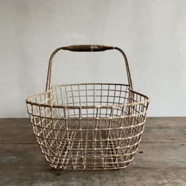 BU20110149 Old French oyster basket from the island of Île de Ré, known for its oyster beds. Beautifully weathered by the sea and sun and in beautiful condition! Size: 50 cm long / 29 cm wide / 19 cm high