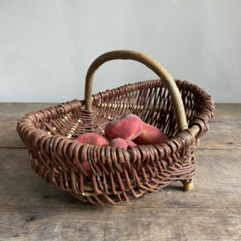 BU20110158 Small old French harvest basket made of woven willow in beautiful condition! Size: 36.5 cm long / 11 cm high (to handle) / 24 cm cross section.