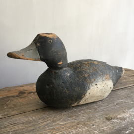 OV20110600 Antique wooden French decoy duck in weathered gray tones and in beautiful condition! Size: 32 cm. long / 16 cm. high.