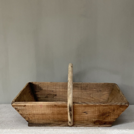 OV20110756 Old French wooden grape picking basket in beautiful condition! Size: 44.5 cm. long / 12.5 cm. high / 29 cm wide.