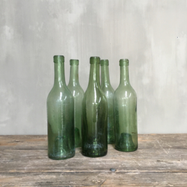 OV20110673 Set van 5 oude Franse mondgeblazen wijnflessen met "de ziel in de fles" in  prachtig lichtgroene kleur en staat! Afmeting: 30 cm. hoog / 8 cm. doorsnede.