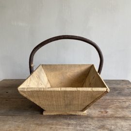 BU20110119 Old French wooden harvest basket used for picking grapes in beautiful condition! Size: 48 cm long / 17.5 cm high / 33 cm  wide