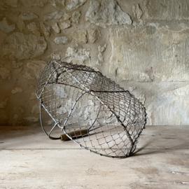 BU20110182 Old French wire mesh harvest basket with wooden handle in beautiful weathered condition, see photos for details. Size: 52.5 cm long / 15.5 cm high (to handle) / 28.5 cm high (including handle) / 32.5 cm cross section.