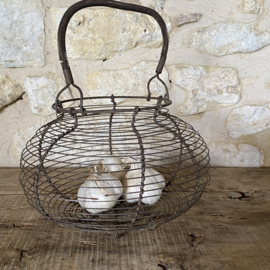 OV20111072 Old French File de Ferre egg basket, but... also nice for your shallots or garlic. In good condition, see photos for details. Size 16 cm high (to the handle) / 15 cm diameter (top) / 20 cm diameter (across the "belly").