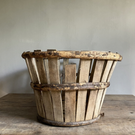BU20110133 The authentic old French grape harvest baskets from Provence made of chestnut wood in beautiful condition! Size: 68 cm long / 46.5 cm cross section / 29 cm high. Mentioned price is per basket!