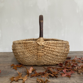 BU20110116 Old French harvest basket for presumably mushrooms... in beautiful condition! Size: 36 cm. long / 17.5 cm. high (to handle) / 25.5 cm. cross section