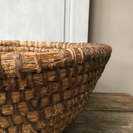 AW20110652 Old large French straw basket. Was used to catch beehives in the wild. In beautiful condition! Size: 22 cm. high / 48 cm. cross section.