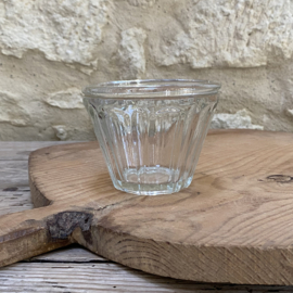 OV20111105 Antieke Franse confiture pot van mondgeblazen glas, minuscule oneffenheid op de rand (zie foto) verder in prachtige staat! Afmeting:   9 cm hoog / 11,5 cm doorsnede
