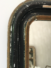 OV20110630 Antieke Franse Louis Philippe stijl spiegel met origineel prachtig verweerde spiegelglas. Profilering lijst van hout met pâtelaag in sleets zwart. Periode: 19de eeuw. Afmeting: 74,5 cm. hoog / 47,5 cm. breed. Alleen ophalen.