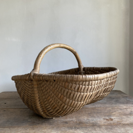 BU20110169 Oude Franse oogstmand van origine gebruikt voor het plukken van paddestoelen in prachtige staat! Afmeting: 51 cm lang / 22 cm hoog (tot hengsel) / 33 cm hoog (inclusief hengsel) / 38 cm breed.