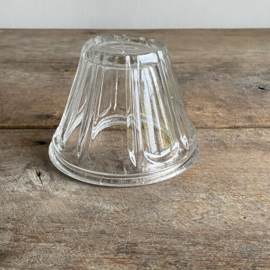 OV20111052 Antieke Franse confiture pot van mondgeblazen glas, chip onderzijde...(zie foto's voor details) verder  in prachtige staat! Afmeting: 8 cm hoog /  +/- 11,5 cm doorsnede.