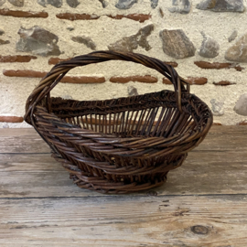 BU20110174 Oud Frans oogstmandje op traditionele wijze gevlochten van wilgenteen in prachtige staat! Afmeting: 32 cm lang /  24,5 cm breed / 13,5 cm hoog (tot het hengsel)