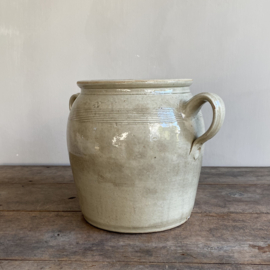 AW20111204 Grote oude Franse pot van grès aardewerk in prachtige kleur en staat (kleine chip onderzijde rand, zie foto) Afmeting: 27 cm hoog / 22 cm doorsnede