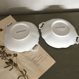AW20110842 Set van 2 antieke Belgische serveerschaaltjes met prachtige details. Stempel - Villeroy & Boch - Een minimaal chipje onder één van de greepjes ( zie foto 10 ), verder in perfecte staat!  Afm: 25 cm. doorsnede (t/m de greepjes) / 4,5 cm. hoog.