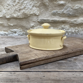 AW20111302 Antique French tureen size 7 in beautiful soft yellow.. stamp - Terre a Feu UC Sarreguemines - period: before 1895 has a small, stable hairline on the lid, otherwise in beautiful condition! Size: 17 cm long/ 7.5 cm high/12.5 cross section